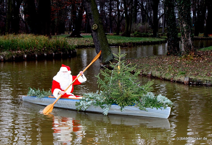 Weihnachtsmann im Spreewald unterwegs