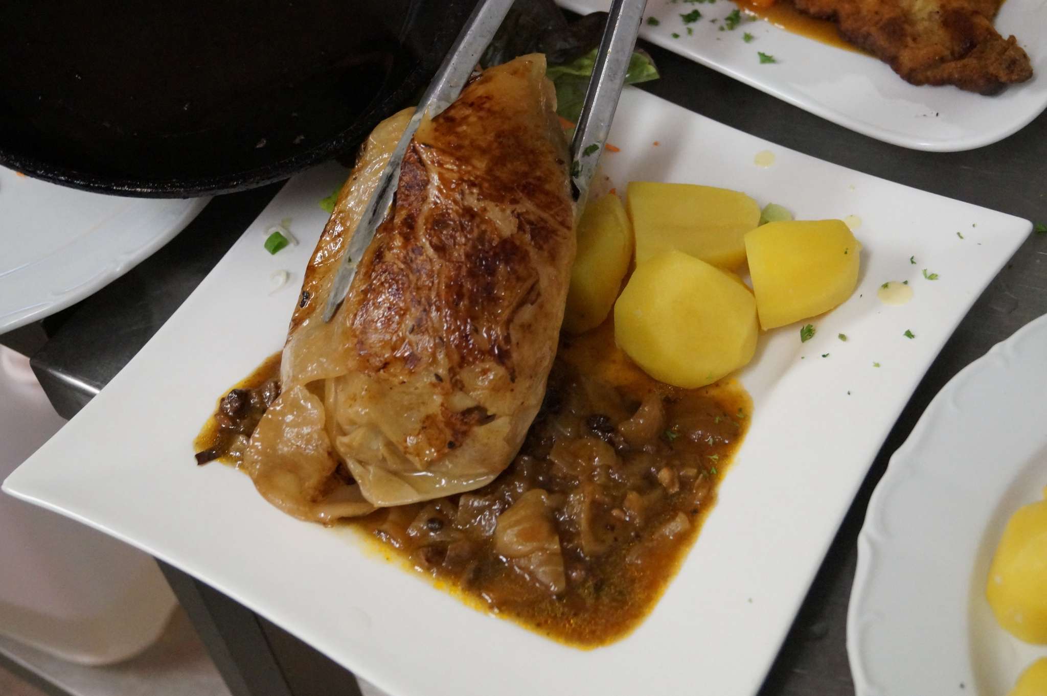 Riesenkohlroulade kommt auf den Tisch im Stern